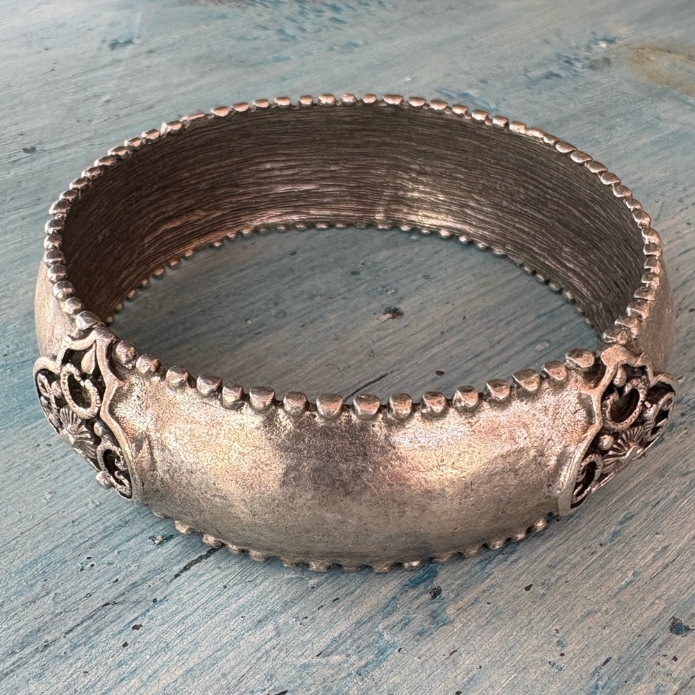 Pewter/Silver-Tone Bangle Bracelet with 4 Emblems on Sides & Raised Dots Edges - Picture 6 of 12
